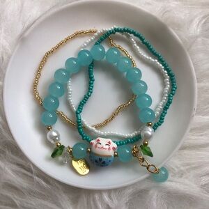 One beautiful blue cat bead bracelet +3 seed bead bracelets